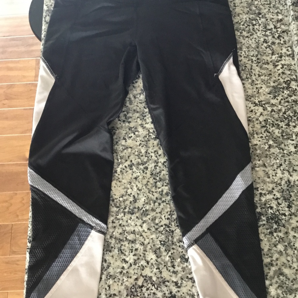 Victoria Secret Sport Matching Leggings and Sports Bra Pants Small  Bra 34 B